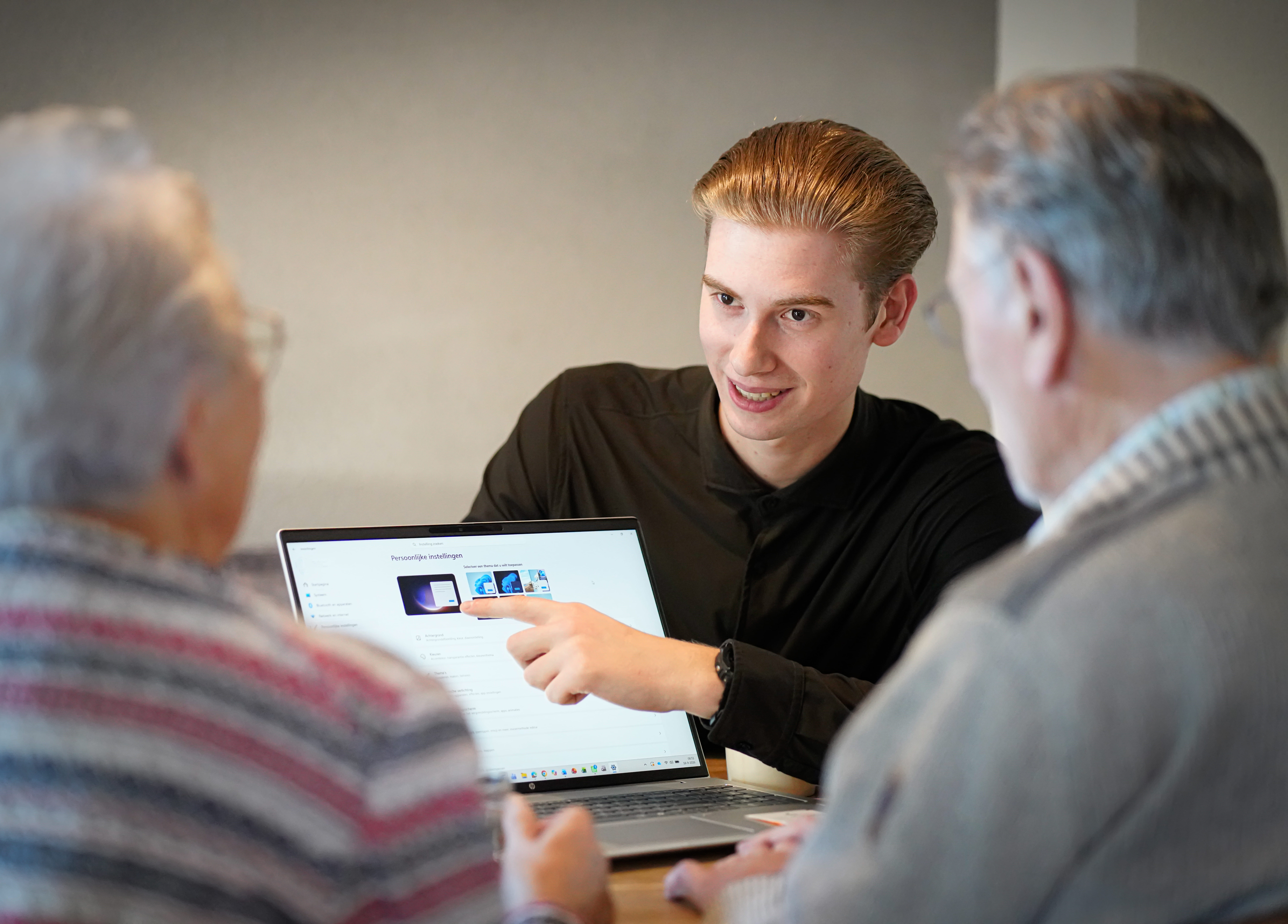 Ties van TiesCT helpt klanten persoonlijk met hun laptop